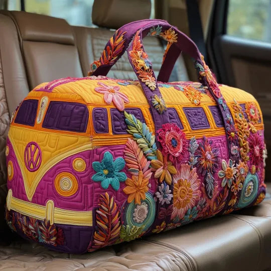 Gesteppte Reisetasche als Retro-Bus in Violett mit bunten Blüten
