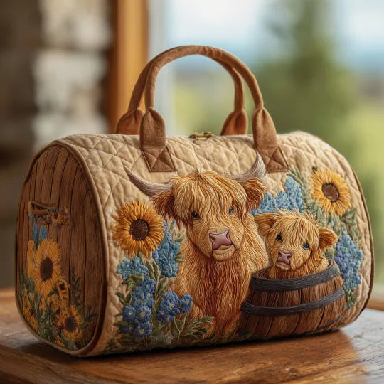 Gesteppte Reisetasche mit Hochlandrind, Kalb und Sonnenblumen