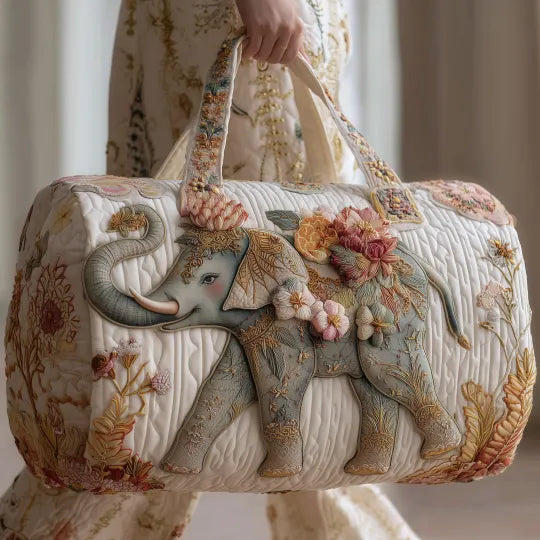 Gesteppte Reisetasche mit Elefant und zarten Blüten in Creme und Rosé