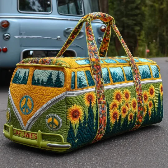 Gesteppte Reisetasche als Retro-Bus mit Sonnenblumen in Gelb und Grün