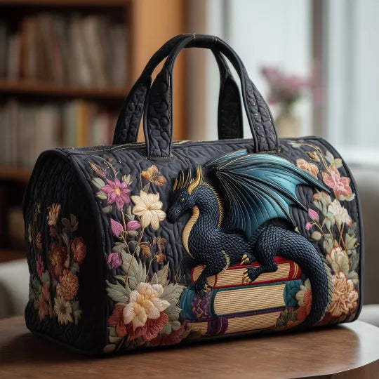 Schwarze gesteppte Reisetasche mit Drache auf einem Bücherstapel