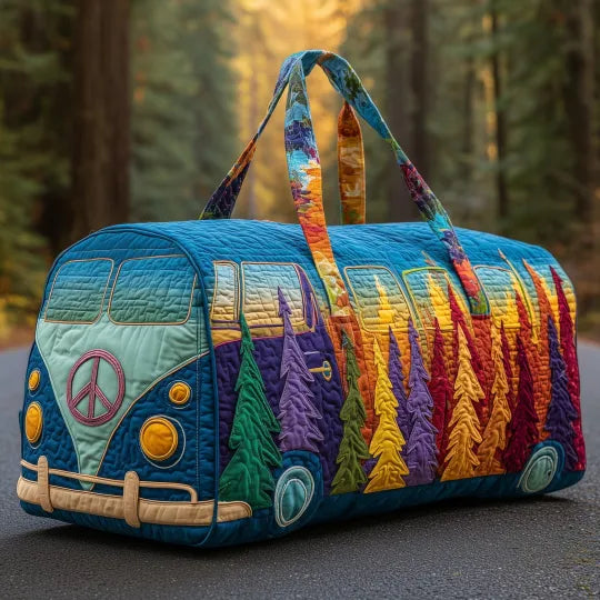 Gesteppte Reisetasche als blauer Hippie-Bus mit bunten Tannen