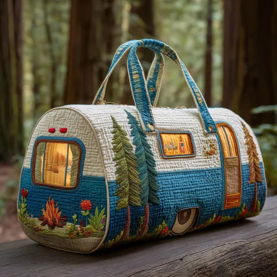 Gesteppte Reisetasche in Form eines Retro-Wohnwagens mit Tannen