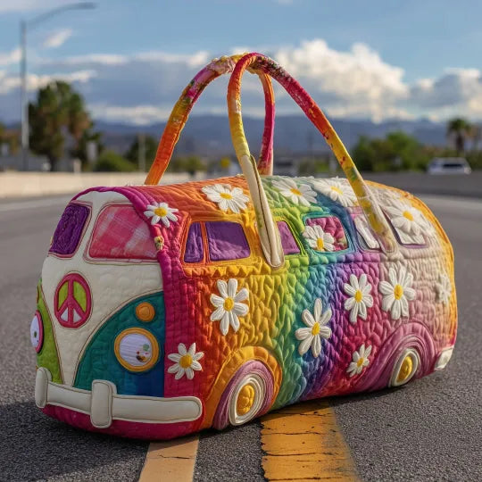 Gesteppte Reisetasche als Hippie-Bus in Regenbogenfarben mit Gänseblümchen