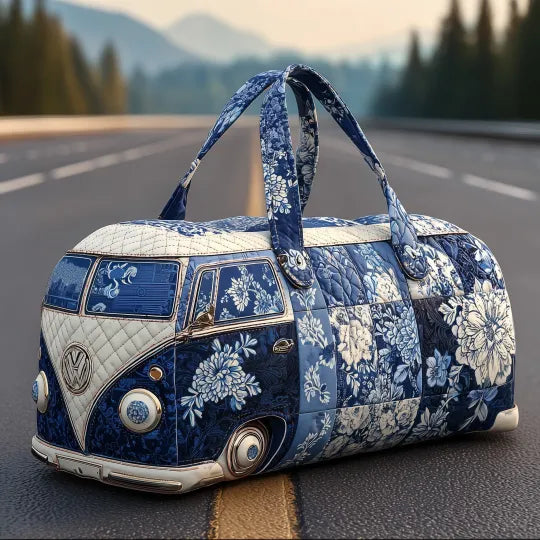 Gesteppte Reisetasche als Retro-Bus im blau-weissen Blumenmuster