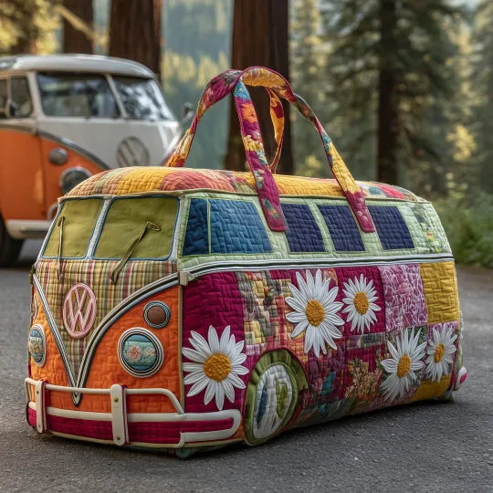 Gesteppte Reisetasche als Retro-Bus mit grossen Gänseblümchen