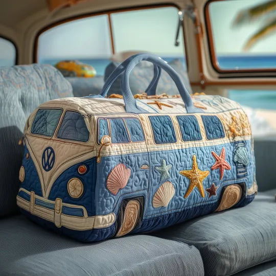 Gesteppte Reisetasche als hellblauer Hippie-Bus mit Muscheln und Seesternen
