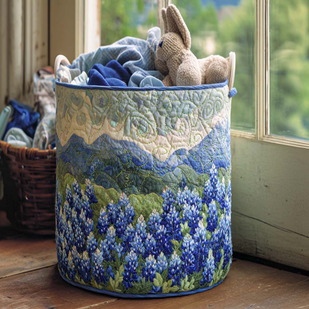 Blaue Lupinen in den Bergen Wäschekorb