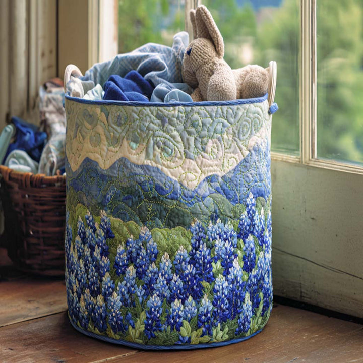 Blaue Lupinen in den Bergen Wäschekorb