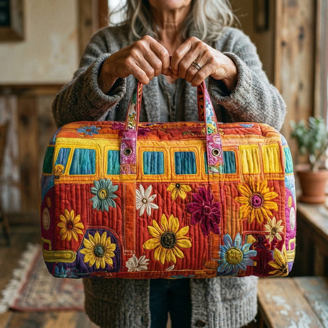 Gesteppte Reisetasche in Form eines bunten Hippie-Busses mit Peace-Zeichen